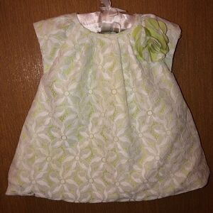 Marmellata sleeveless top.ย Green with white floralโlaceโflowerโonโshoulderโ18โmo